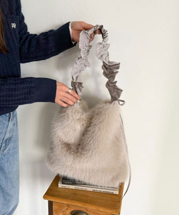 FREDY & GLOSTER(フレディ アンド グロスター) ギャザーハンドルエコファーショルダーバッグ