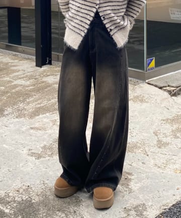 RAY CASSIN(レイカズン) スタッズ付ワイドデニム