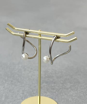 3COINS(スリーコインズ) パールヘンケイメタルピアス