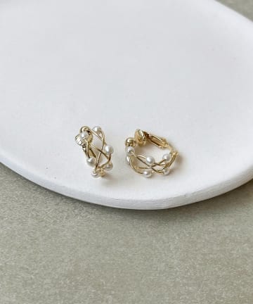 3COINS(スリーコインズ) アミパールフープイヤリング