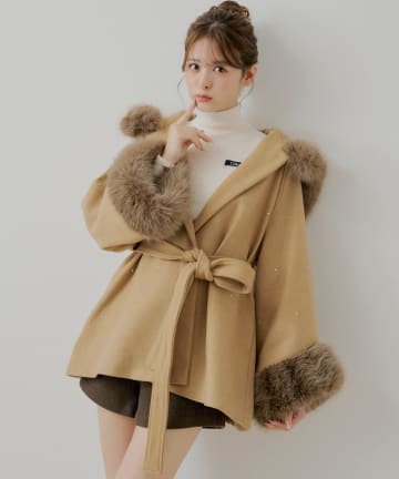 Chico(チコ) ビジュー付きファー襟ケープコート