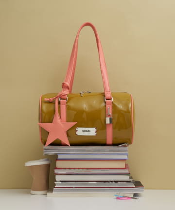 CIAOPANIC(チャオパニック) 【GRAIN/グレイン】スターチャーム付きエナメルロールボストンバッグ