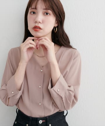 NICE CLAUP / OLIVE des OLIVE OUTLET(ナイスクラップ  / オリーブ デ オリーブ アウトレット) 【EVERY.VERY niceclaup】パール釦Vネック7分袖ブラウス