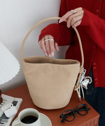 DISCOAT(ディスコート) 【SS先行予約/トレンド感◎】チャーム付ワンハンドルスエードミニショルダーバッグ