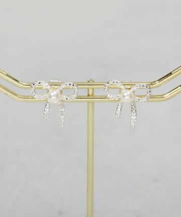 3COINS(スリーコインズ) センターパールキラキラリボンピアス