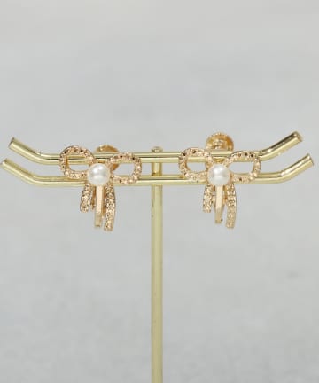 3COINS(スリーコインズ) センターパールキラキラリボンイヤリング