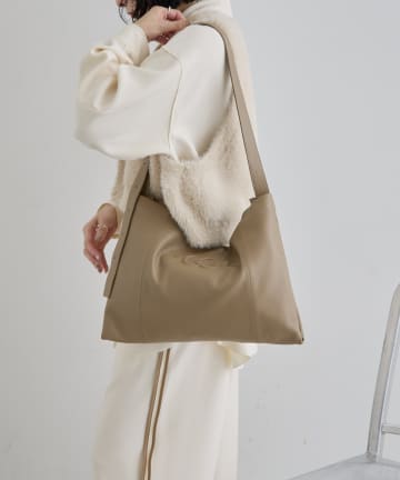 ear PAPILLONNER(イア パピヨネ) 《本革》エンボスショルダーバッグL