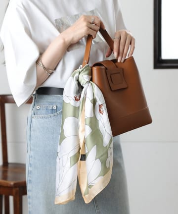 COLONY 2139(コロニー トゥーワンスリーナイン) 花柄大判スカーフ 90×90