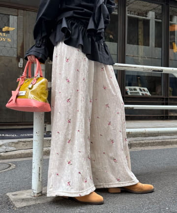 CIAOPANIC(チャオパニック) ラインストーンフラワー刺繡ベロアワイドパンツ