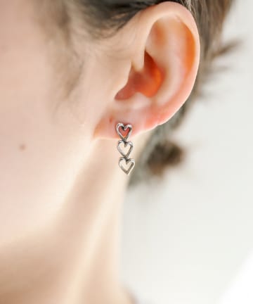 ear PAPILLONNER(イア パピヨネ) 《スターリングシルバー使用》スリーハートピアス
