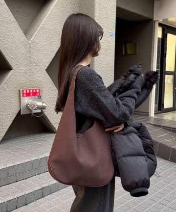 FREDY & GLOSTER(フレディ アンド グロスター) ポーチ付きラウンドワンショルバッグ