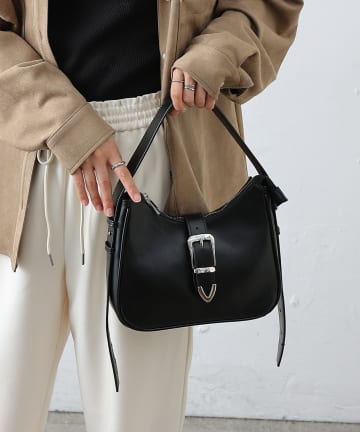 COLONY 2139(コロニー トゥーワンスリーナイン) バックルベルトフェイクレザーバッグ