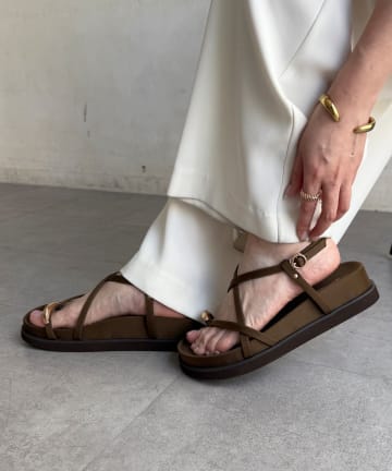 DOUDOU(ドゥドゥ) 【WEB限定】GOLDトングフラットクロスサンダル