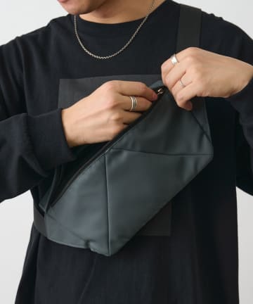 COLONY 2139(コロニー トゥーワンスリーナイン) リップストップボディバッグ