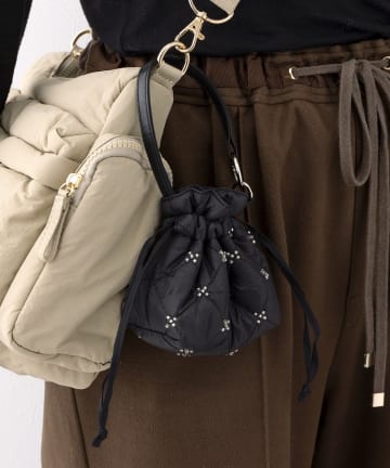 3COINS(スリーコインズ) ビーズ付きキルティングミニポーチ