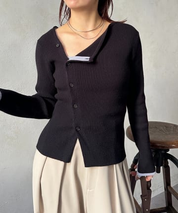 Thevon.(ゼヴォン) アシメネックボタンリブニットプルオーバー