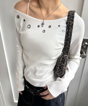 WHO’S WHO gallery(フーズフーギャラリー) 【WEB限定】EYELET OFF SHOULDER TOPS