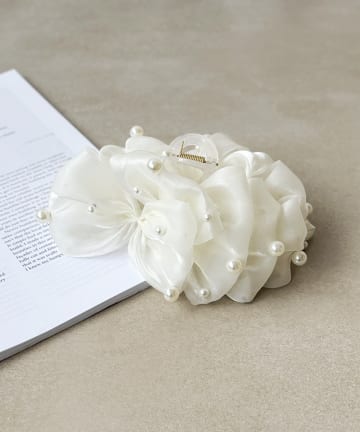 3COINS(スリーコインズ) ボリュームパール付きフリルバンス