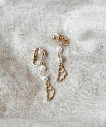 3COINS(スリーコインズ) パールウィングイヤリング／KIDS