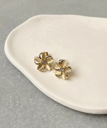3COINS(スリーコインズ) カラーフラワーピアス