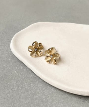 3COINS(スリーコインズ) カラーフラワーイヤリング