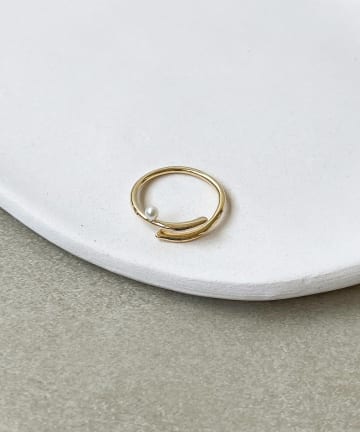 3COINS(スリーコインズ) パール付メタルリング