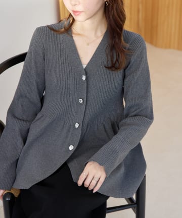 DISCOAT(ディスコート) 【SS先行予約】リブメタル釦ペプラムカーディガン《WEB限定カラーあり》