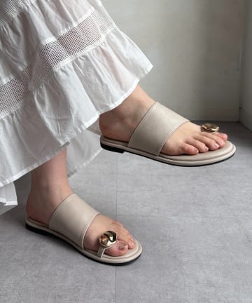 DOUDOU(ドゥドゥ) GOLDモチーフトングサンダル