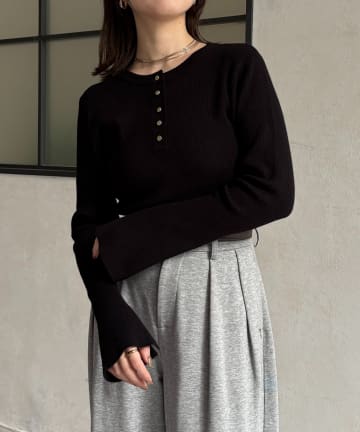 Thevon.(ゼヴォン) ヘンリーネック袖フレアリブニット