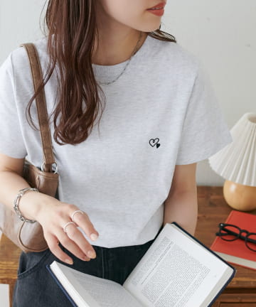 DISCOAT(ディスコート) 【WEB限定】線抜きハート刺繍コンパクト半袖Tシャツ