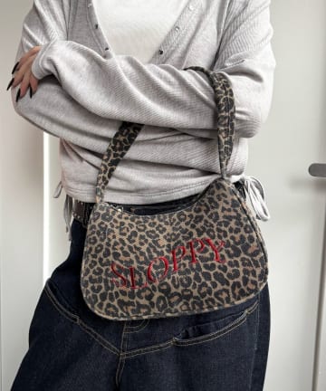 WHO’S WHO gallery(フーズフーギャラリー) SLOPPY LOGO SHOULDER BAG