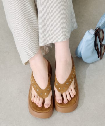 Kastane(カスタネ) スタッズスエードトングサンダル