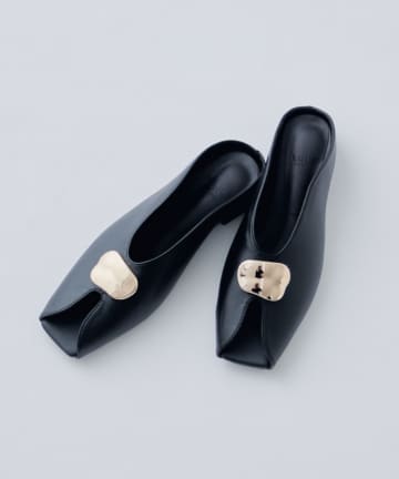 Lui's(ルイス) ポインテッドトゥカットアウトパンプス