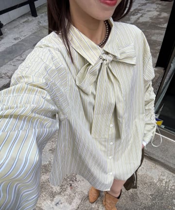 CIAOPANIC(チャオパニック) 袖シャーリングボウタイ付ストライプシャツ