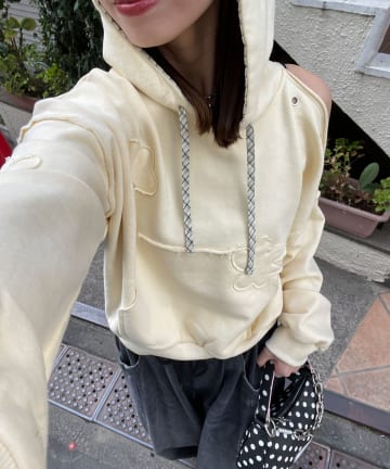 CIAOPANIC(チャオパニック) ショルダースリットハトメワッペンパーカー