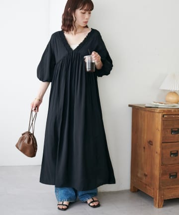 DISCOAT(ディスコート) 【WEB限定】シャーリングVネックワンピース
