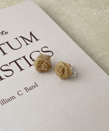 3COINS(スリーコインズ) ローズ樹脂イヤリング