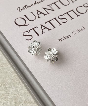 3COINS(スリーコインズ) メタルフラワーイヤリング