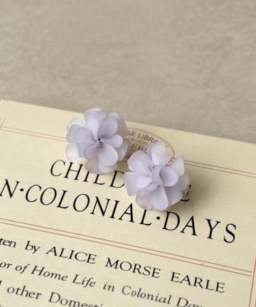 3COINS(スリーコインズ) マットフロストフラワーピアス