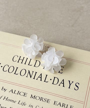 3COINS(スリーコインズ) マットフロストフラワーイヤリング