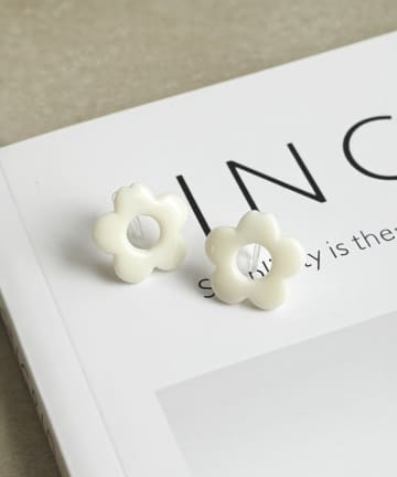 3COINS(スリーコインズ) モノクロフラワー樹脂イヤリング