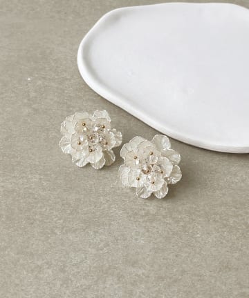 3COINS(スリーコインズ) ホワイトフラワーピアス