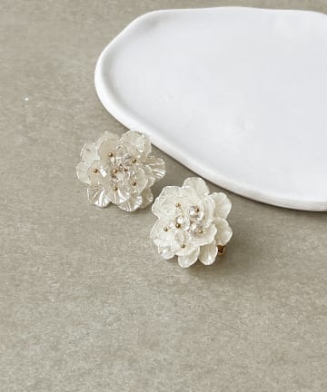 3COINS(スリーコインズ) ホワイトフラワーイヤリング