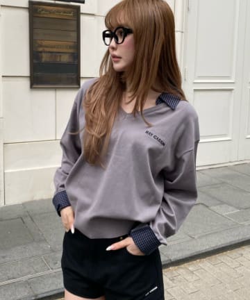 RAY CASSIN(レイカズン) 襟付V胸刺繍ニット