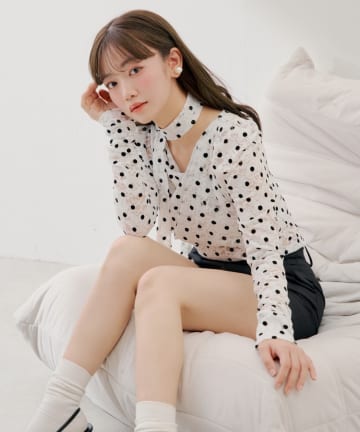 Chico(チコ) 3/12(木)0:00販売開始【SALON by Chico】チョーカー付きフロッキードットレーストップス