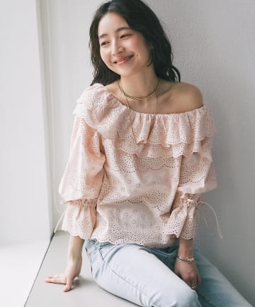 La boutique BonBon(ラブティックボンボン) スカラップレースワンショルブラウス