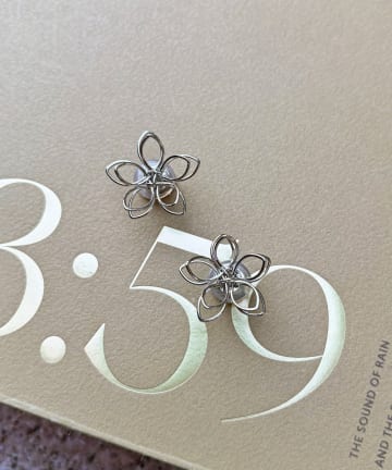 Lattice(ラティス) フラワーマグネットピアス