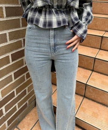 Remind me and forever(リマインドミーアンドフォーエバー) 動くたび、キラキラ輝くストーンが主役。キラキラセミフレアデニム