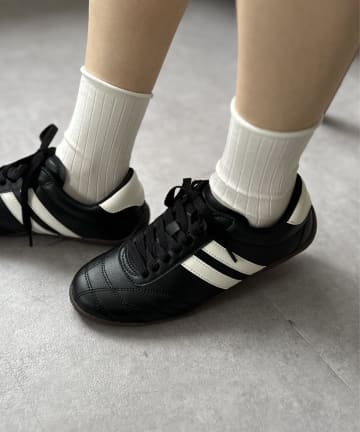 LOCUST(ローカスト) 【レース紐＆チャーム付】ライン入りスニーカー