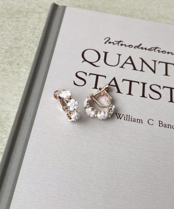 3COINS(スリーコインズ) ミニフラワー連フープイヤリング